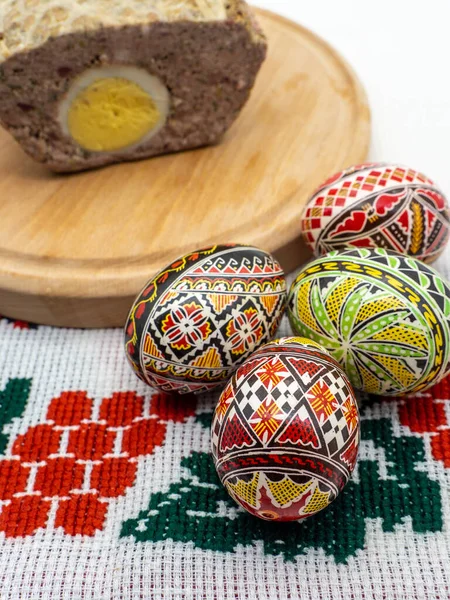 Yumurtalı Bir Paskalya Yemeği Desenli Renkli Yumurtalarla Çevrili — Stok fotoğraf