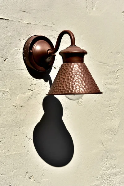 Une Lampe Murale Extérieure Cuivre Projetant Une Ombre Sombre Contre — Photo