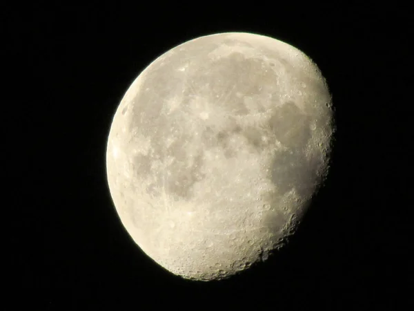 Een Close Shot Van Maan Afnemende Gibbous Avond Lucht — Stockfoto