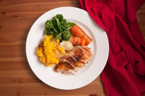 Egy Finom Sült Csirke Vacsora Friss Squash Mártással — Stock Fotó