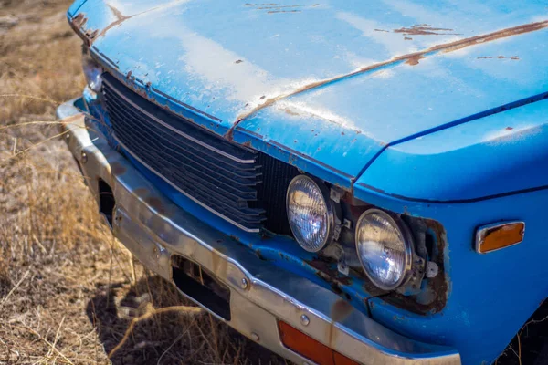 Egy Régi Kék Teherautó Közelsége Egy Roncstelepen — Stock Fotó