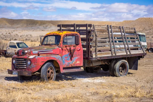 Den Gamla Röda Lastbilen Skrotupplag — Stockfoto