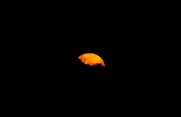 Beau Cliché Une Lune Orange Vif Dans Ciel Nocturne — Photo