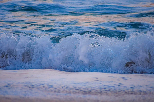 被海浪冲刷的海滩的特写 — 图库照片