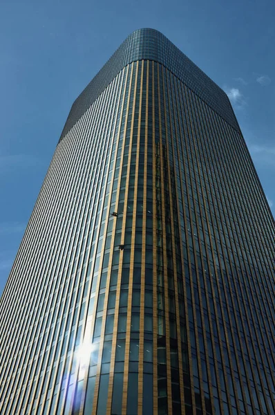 摩天大楼的一个垂直的低角度的镜头 — 图库照片