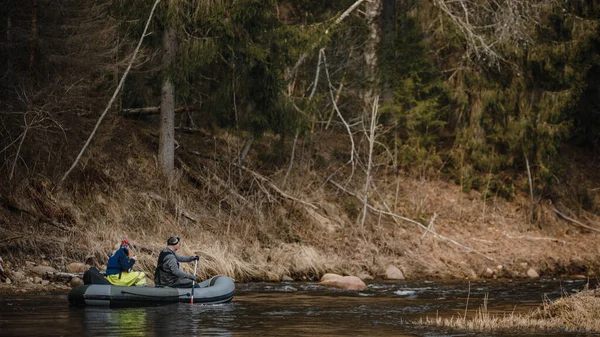 Egy Gyönyörű Felvétel Egy Férfi Egy Rafting Erdőben Riv — Stock Fotó
