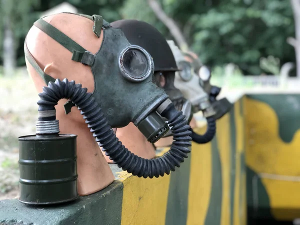Selektiv Fokusbild Gasmasker Med Ett Filter Anslutet Med Slang Skyltdockor — Stockfoto