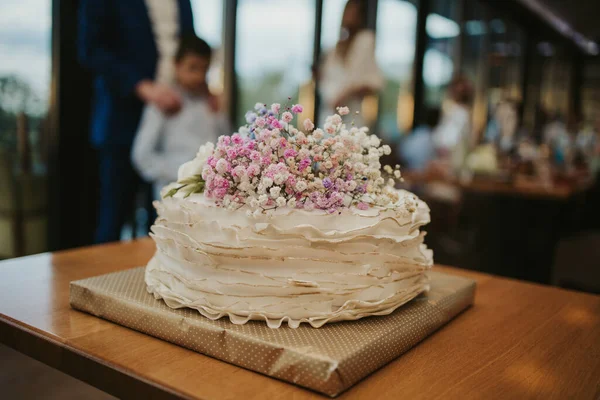 Eine Kleine Weiße Hochzeitstorte Mit Natürlichen Blumen — Stockfoto