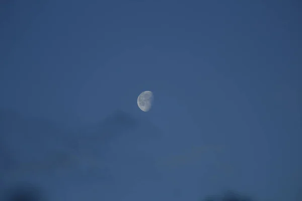 Wir Können Einen Mond Hoch Himmel Sehen Wenn Noch Tag — Stockfoto