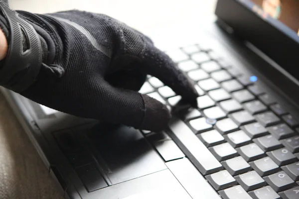 Close Uma Pessoa Luvas Usando Computador Conceito Segurança Cibernética Ameaça — Fotografia de Stock