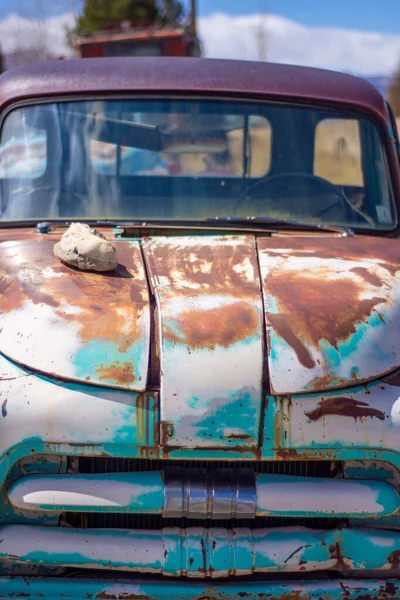 Dieusty Auto Mit Stein Auf Der Motorhaube — Stockfoto