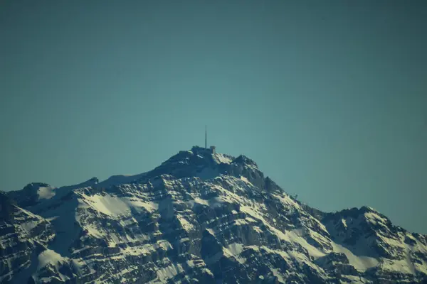 아름다운 눈덮인 산들의 — 스톡 사진