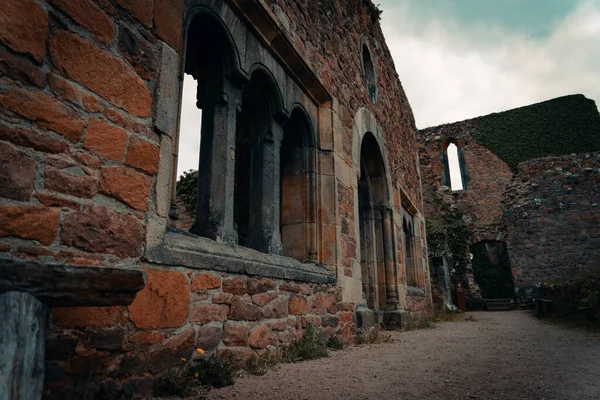 Las Ruinas Una Antigua Estructura Ladrillo Con Agujeros Ventana Arqueados — Foto de Stock