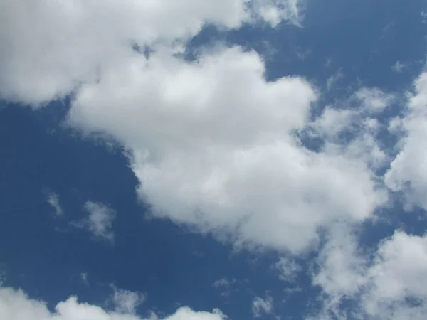 Eine Flache Aufnahme Weißer Wolken Blauen Himmel Perfekt Für Den — Stockfoto