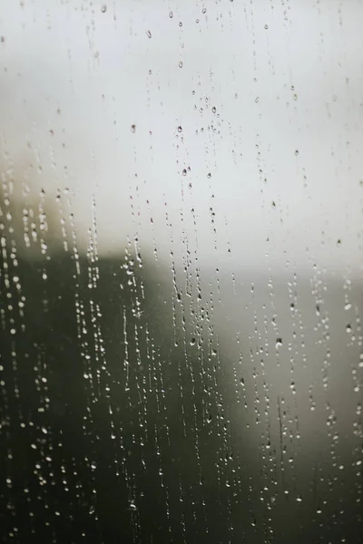 雨后在窗玻璃上垂直拍摄的水滴 — 图库照片