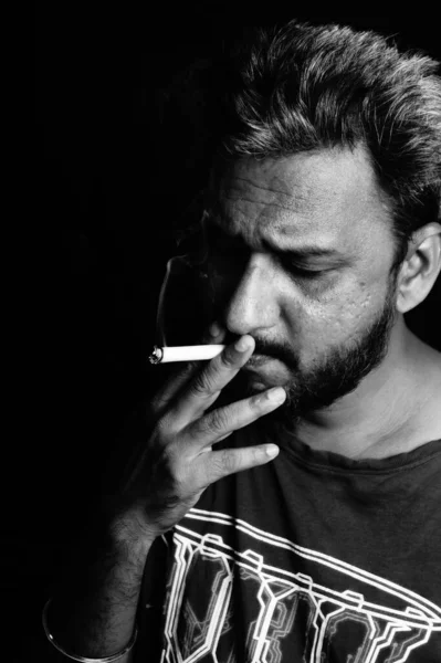 Portrait Noir Blanc Bel Indien Barbu Fumant Une Cigarette — Photo