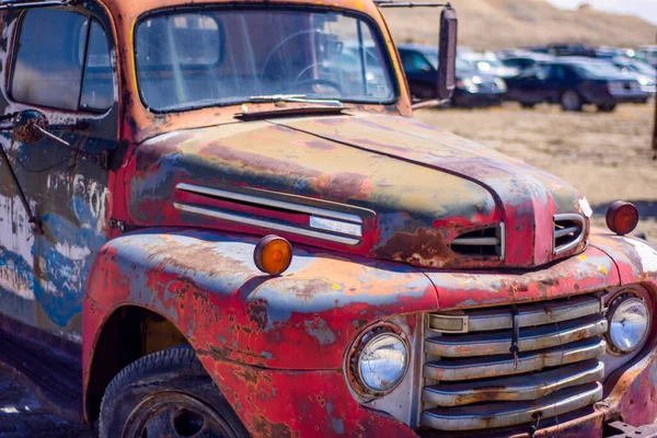 Gros Plan Vieux Camion Rouge Dans Dépotoir — Photo