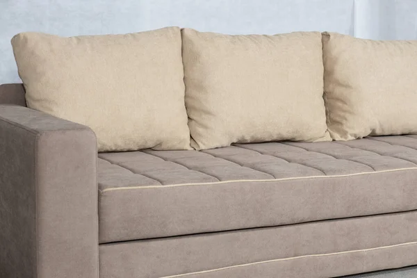 Sebuah Sofa Tirai Abu Abu Dengan Bantal Putih Ruang Tamu — Stok Foto