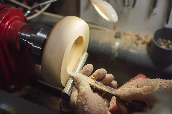 Carpintero Moldeando Trozo Madera Torno Con Virutas Madera Polvo Las —  Fotos de Stock