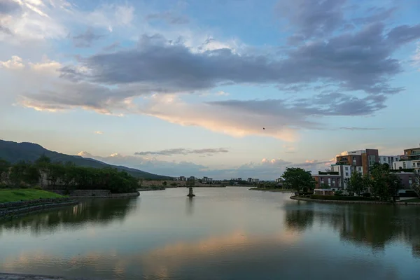 町によって川に反射する空の静かな景色 — ストック写真