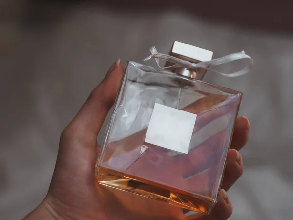 Egy Közelkép Egy Kézről Ahogy Egy Üveg Perfut Tart Kezében — Stock Fotó