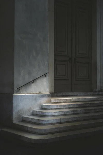 Eine Vertikale Aufnahme Einer Betontreppe Mit Einem Holztor — Stockfoto