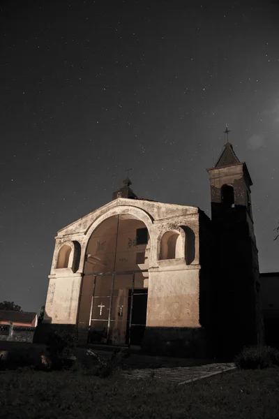 Tiro Vertical Uma Igreja Cristã Contra Fundo Céu Estrelado — Fotografia de Stock