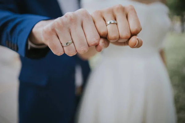 Bröllopsringarna Händerna Ett Nygift Par — Stockfoto