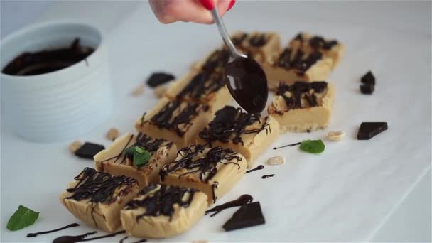 맛있는 초콜릿 케이크를 클로즈업하는 — 비디오