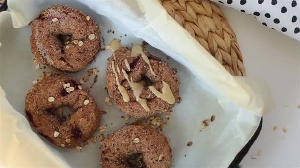 Varios Donuts Chocolate Con Nueces Crema Una Bandeja Para Hornear — Vídeos de Stock