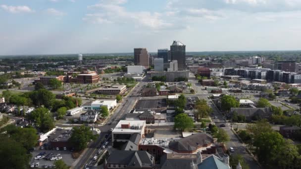 4Kのノースカロライナ州グリーンズボロの美しい街並みに囲まれたスカイラインの建物の空中ショット — ストック動画
