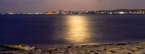 Eine Wunderschöne Meereslandschaft Mit Mondlicht Vor Dem Hintergrund Der Stadtbeleuchtung — Stockfoto