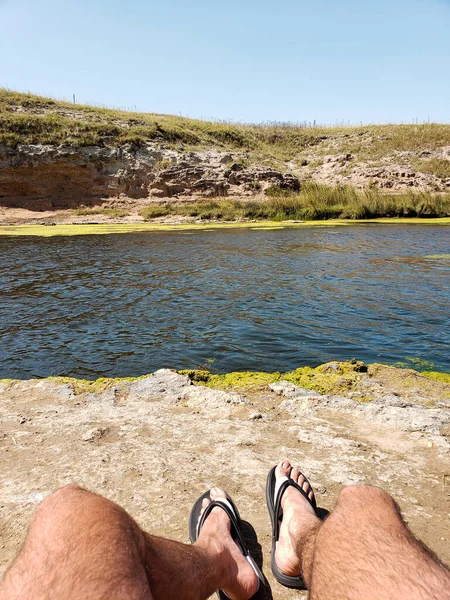 Vertical Shot Male Feet Sitting Shore Lake Hill Other Side — Stock Photo, Image