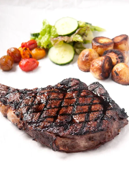 Barbecue Biefstuk Gegrilde Biefstuk Tot Perfectie Met Salade Aardappel — Stockfoto
