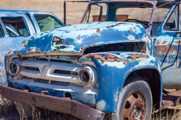 Die Nahaufnahme Eines Rostigen Alten Autos Mit Verblichenem Lack — Stockfoto