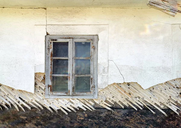 Ściana Tradycyjnego Śródziemnomorskiego Białego Domu Starym Oknem — Zdjęcie stockowe