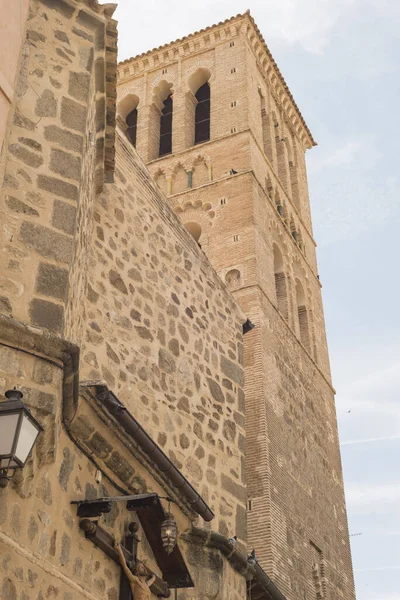 Χαμηλή Γωνία Ενός Κτιρίου Στο Τολέδο Της Ισπανίας Κατά Διάρκεια — Φωτογραφία Αρχείου