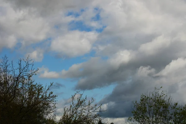 Прекрасний Хмарний Пейзаж Небі Над Ландшафтним Полем — стокове фото
