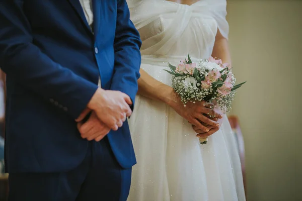 祭壇に立つ花嫁と新郎 — ストック写真