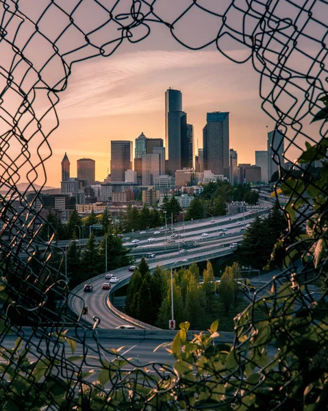 Plan Vertical Paysage Urbain Avec Hauts Ponts Travers Trou Dans — Photo