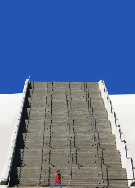 Plano Vertical Una Hermosa Escalera Larga Bajo Cielo Azul Sin — Foto de Stock