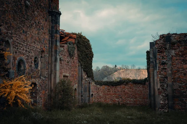 Mura Mattoni Vecchio Monastero Rovina Bosco — Foto Stock