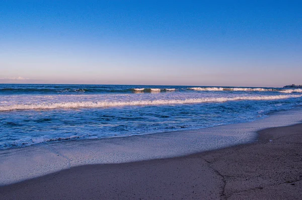 Прекрасный Снимок Пляжа Ясным Небом Вечером — стоковое фото