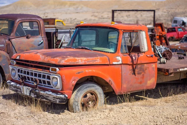 Camion Rouge Rouillé Dans Casse — Photo