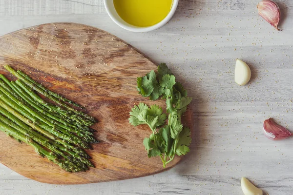 Een Bovenaanzicht Van Groene Asperges Met Een Kom Dooier Andere — Stockfoto