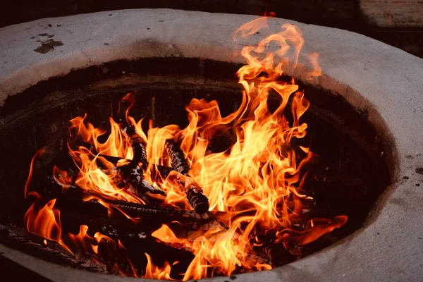 Nahaufnahme Von Flammen Die Auf Einem Betonloch Brennen — Stockfoto