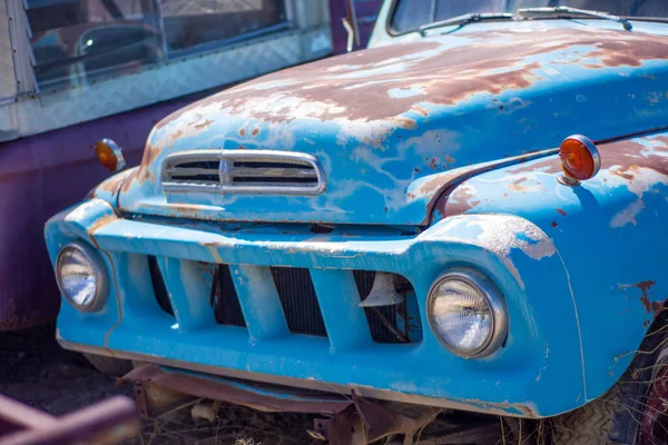 Die Nahaufnahme Eines Blauen Oldtimers Auf Einem Schrottplatz — Stockfoto