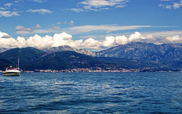 Bellissimo Paesaggio Marino Con Una Barca Bianca Con Colline Nuvole — Foto Stock