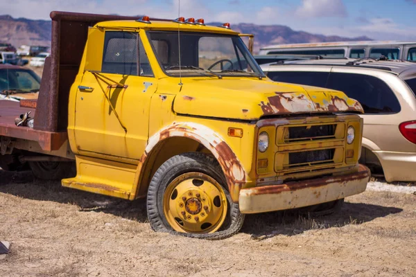 Camión Amarillo Oxidado Con Neumático Pinchado — Foto de Stock