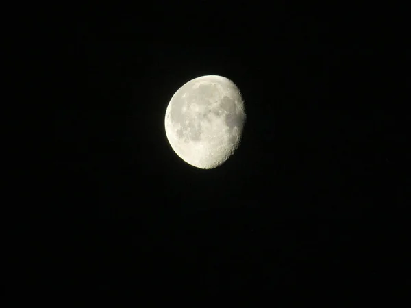 Ett Närbild Skott Månen Avtar Gibbous Natthimlen — Stockfoto